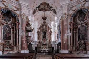 Günzburg - Frauenkirche - Blick vom Mittelschiff in den Chor