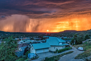Gewitter mit Sonnenuntergang.