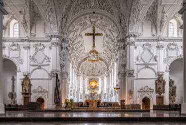 Würzburg-Dom St. Kilian Blich zum Altar.