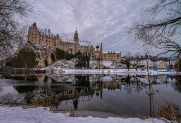 Schloss Hohenzoller mit Spiegelung.