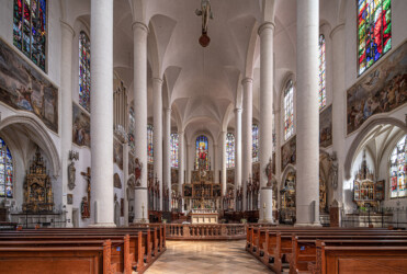 Straubing-Basilika St. Jakob. Blick zum Altar.